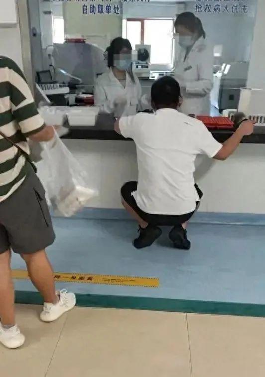 锦鲤配资 山东一医院检验科现“丁义珍式”窗口，门诊部门回应：院方已决定加装对讲机