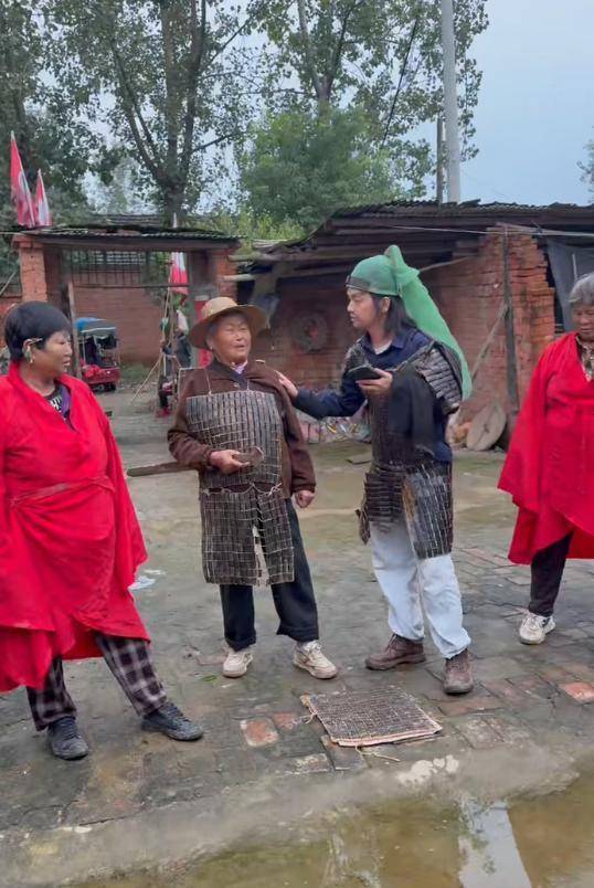 一点金 安徽阜阳版“三国”爆火！导演是35岁装修工，七旬独居大爷演曹操，还给老人发片酬